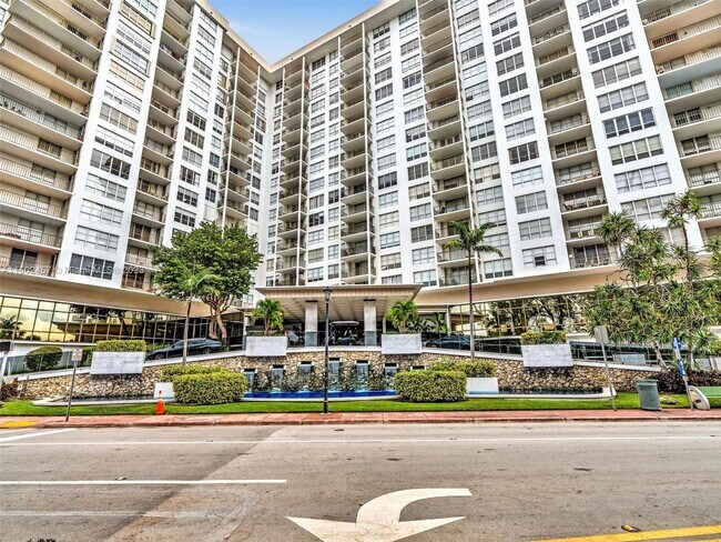 Building Photo - 4101 Pine Tree Dr