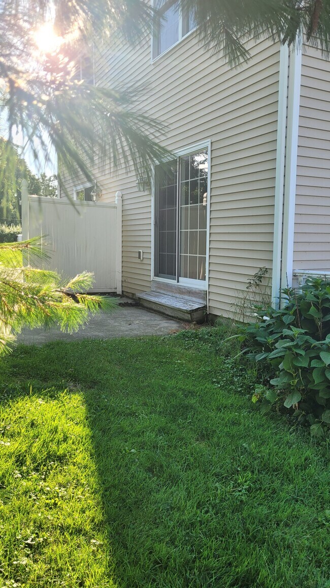 Patio - 3288 North St