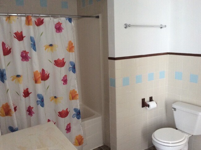 Bathroom - 1667 Doty St