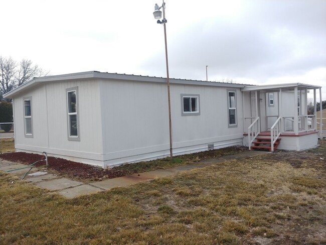 Building Photo - 3 Bedroom Family Home