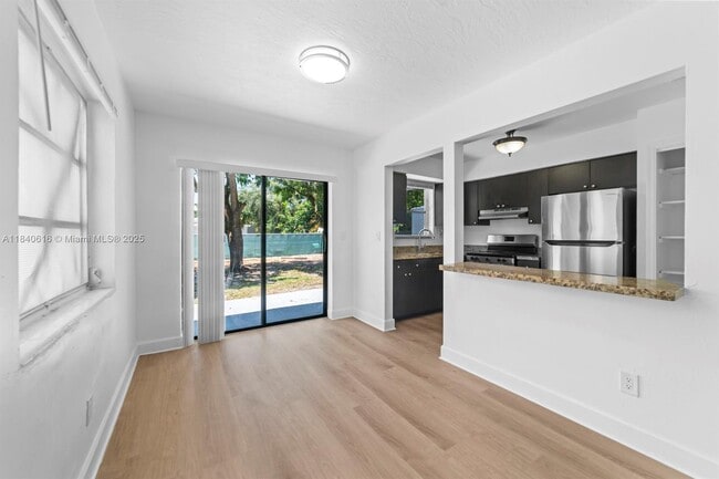 Foto del edificio - 2457 NE 183rd St