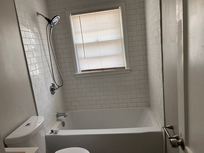 Foto del edificio - 3br 1Ba and a large back yard with move in special for July!