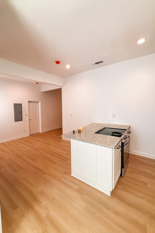 Building Photo - 808 Center St