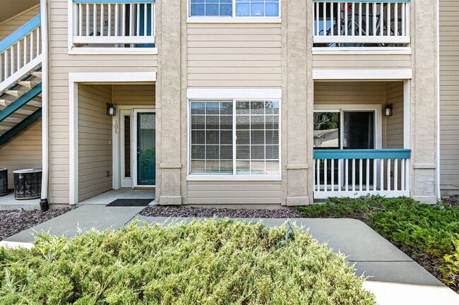 Foto del edificio - Immaculate Updated 2-Bedroom, 2-Bath Ground-Level Condo in Broomfield  - Miramonte Ranch