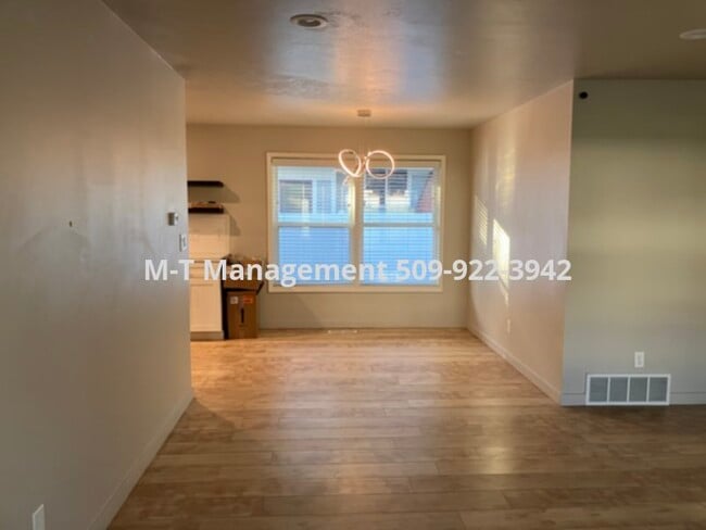 Building Photo - South Hill 2+ br/2 bath duplex with garage