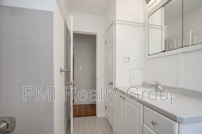 Building Photo - 1547 Sherbrook Rd