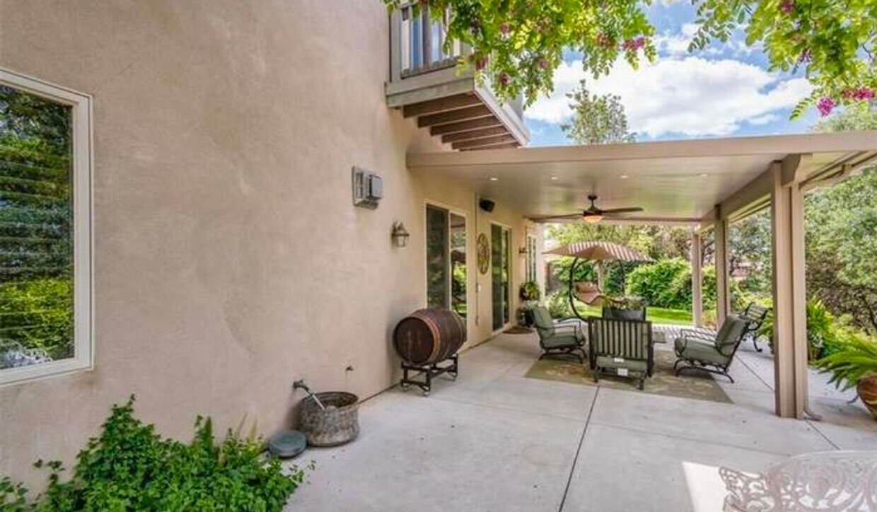 Foto principal - Very large, 4 bedroom 2.5 bath home