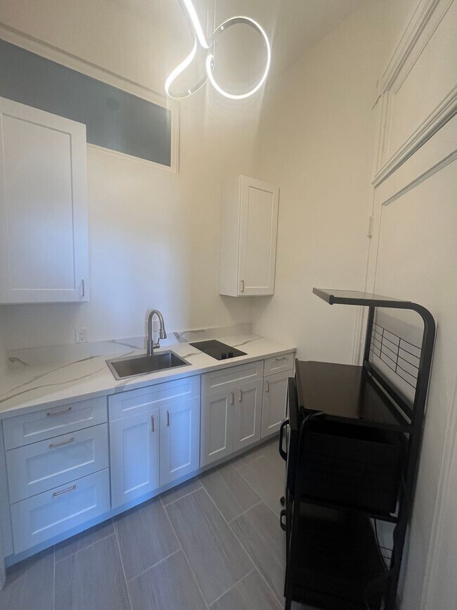 Building Photo - Remodeled Unit for Rent in Historic Downtown Cole Block Building
