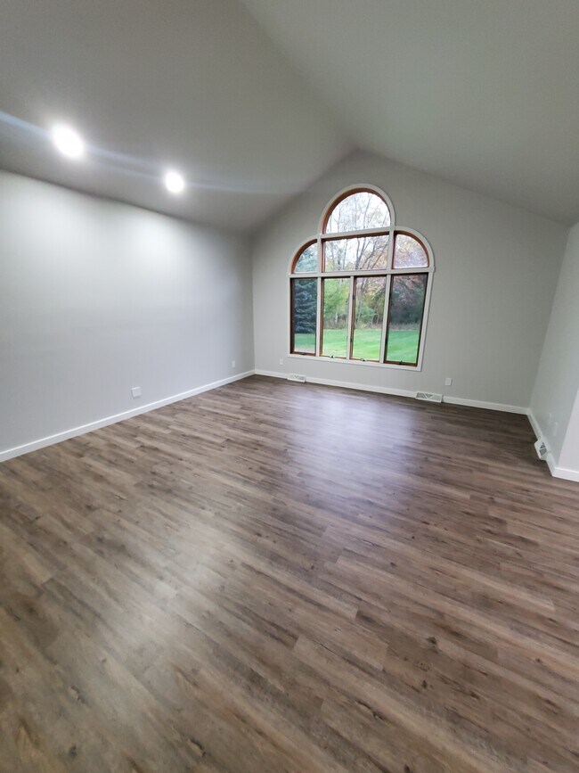 Building Photo - Stunning Oak Creek Ranch Available!