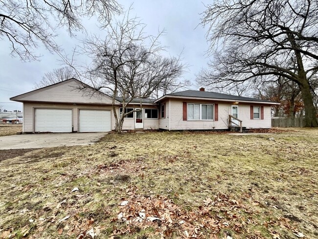 Building Photo - Spacious Three Bedroom Home in Muskegon