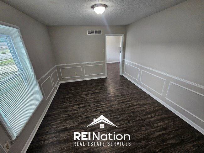 Foto del edificio - Grand 5BR/3BA East Memphis Estate | 2,603 Sq Ft, Hardwood Floors, Fireplace & Large Yard