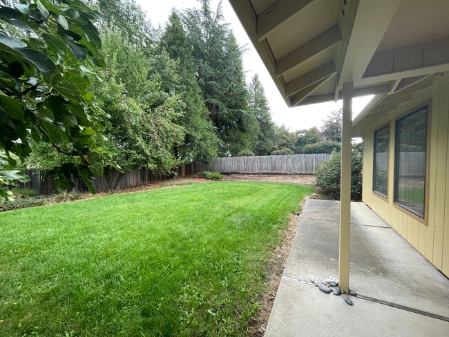 Building Photo - Desirable East Medford Single Story
