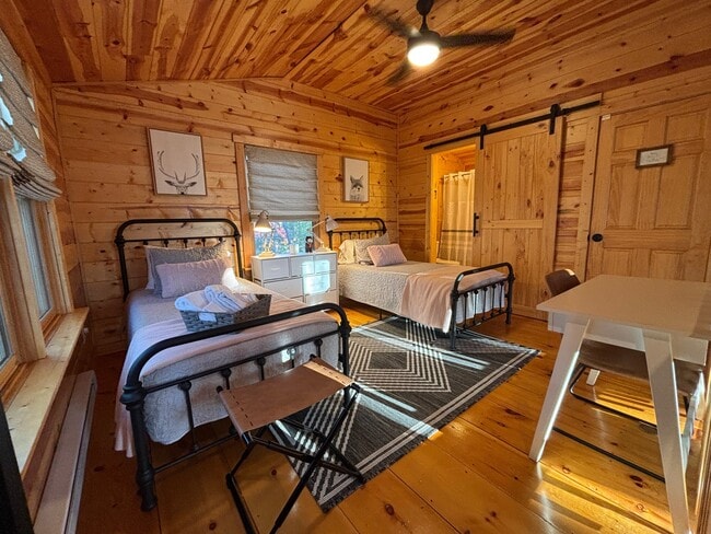 Foto del edificio - 145 Whispering Hls Rd