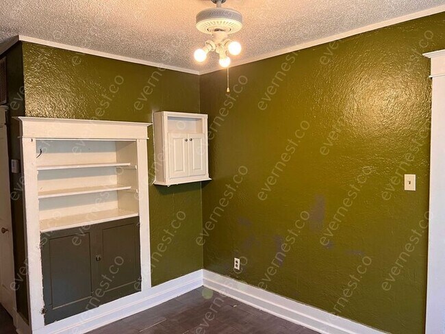 Building Photo - 2550 Pershing Ave