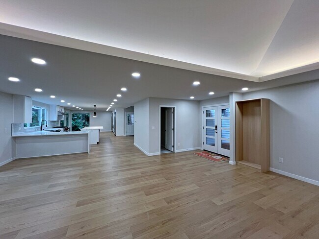 Building Photo - Freshly Remodeled 5BR Home in Prime Bellevue Enatai