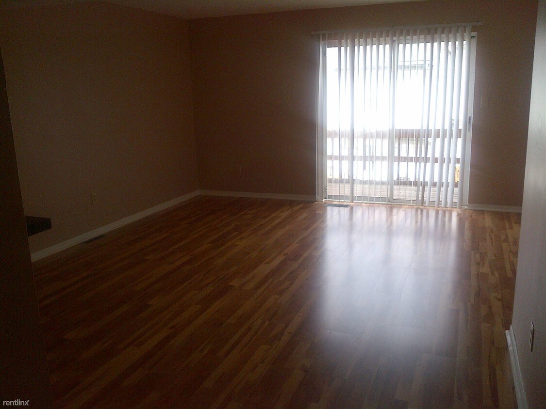 Primary Photo - 5 br, 2.5 bath Townhome - 414 E Varsity Ln