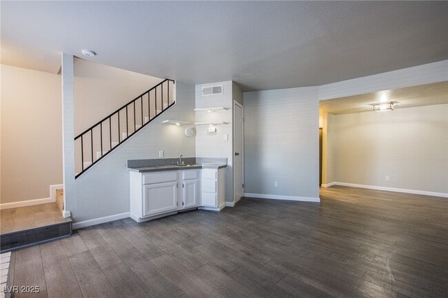 Building Photo - 3749 Carlyle Dr