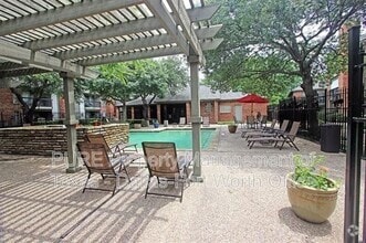 Building Photo - 18333 Roehampton Dr