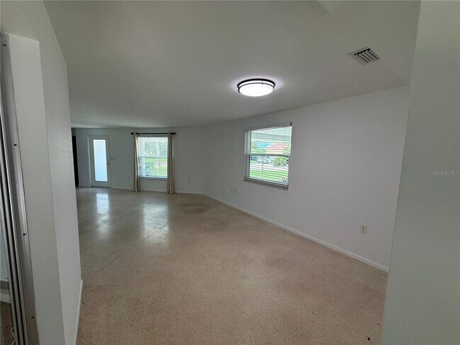Foto del edificio - 8735 Dunmore Dr