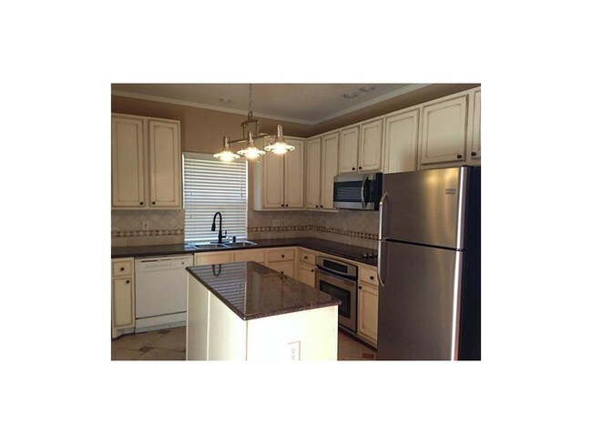 Building Photo - 9225 Longview Dr