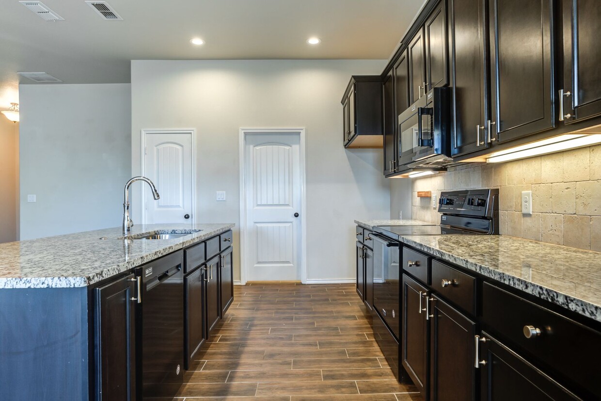 Primary Photo - Fantastic 3 Bedroom 2 bathroom house in Co...