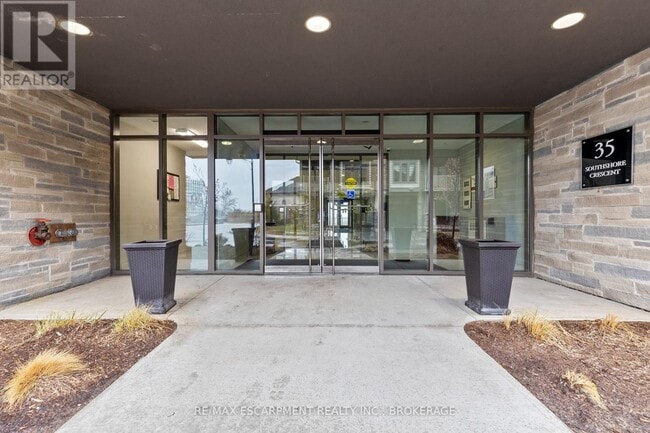 Building Photo - 35 Southshore Cres