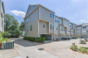 Building Photo - 1404 Tuam St