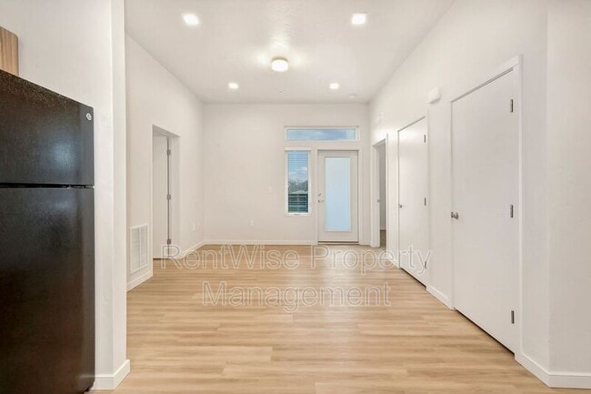 Building Photo - 385 E 42nd St