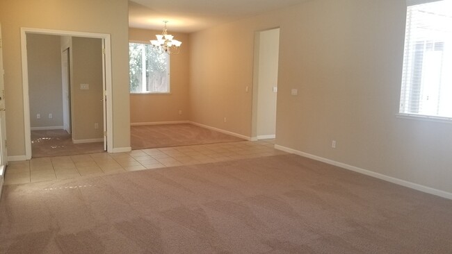 Building Photo - Classic 3/2 Home in Sacramento!
