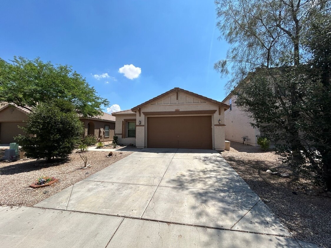 Primary Photo - Spacious 3-Bedroom Home in Sought-After Jo...