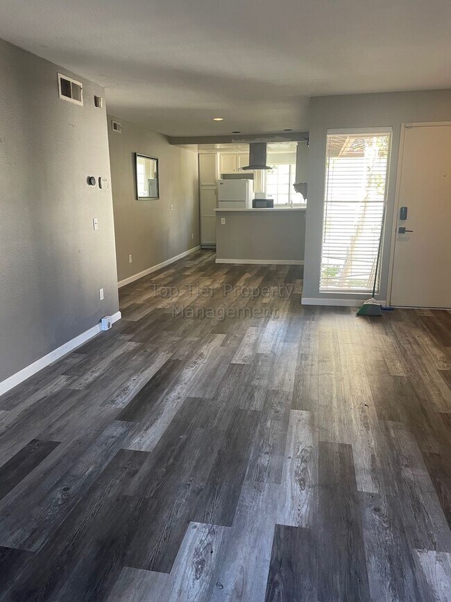 Building Photo - ***2 bed / 2 bath Condo in Pacific Beach -...