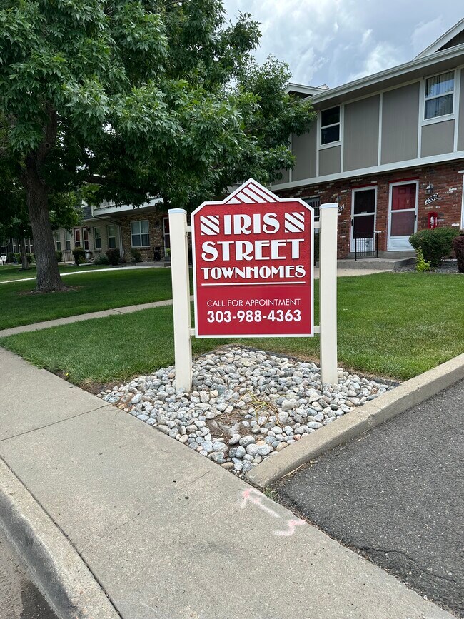 Foto del edificio - Iris Street Townhomes