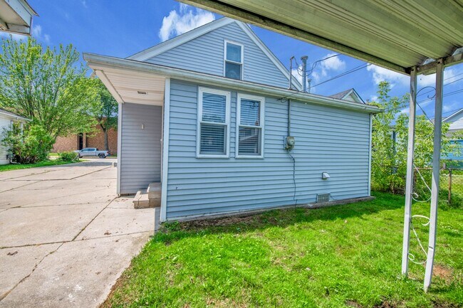 Building Photo - 4 bedrooms $2150