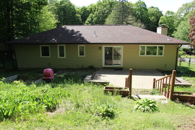 Foto del edificio - 73 Birchwood Ln