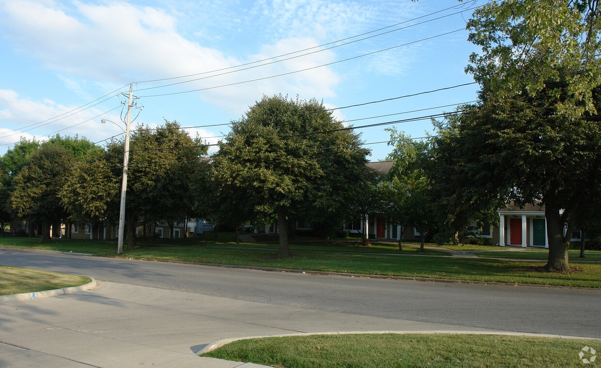 Building Photo - Des Moines Street Village