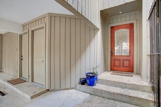 Building Photo - 9400 Doliver Dr