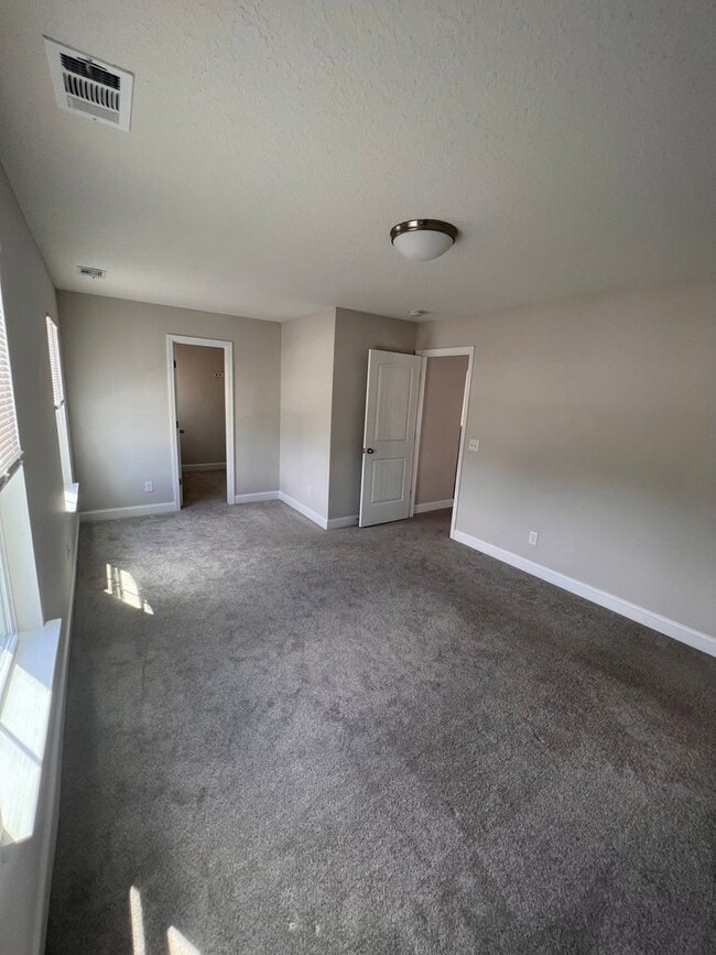 Building Photo - 4 bed 2.5 bath