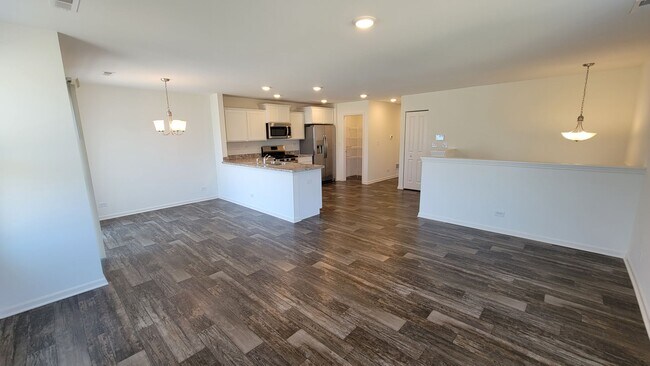 Building Photo - SUPER SHARP 3 BEDROOM, 2 BATH END UNIT TOW...