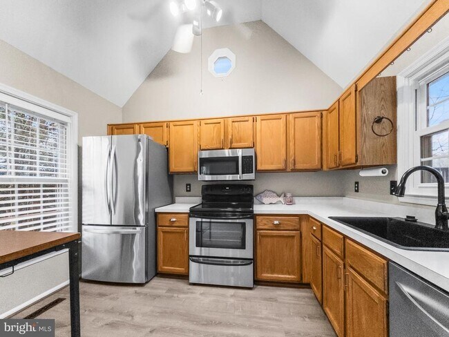 Foto del edificio - 6586 Hemlock Point Rd