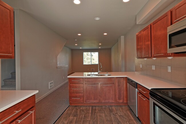 Building Photo - Northlake Court - 3 Bdrm Townhome Avail Now!