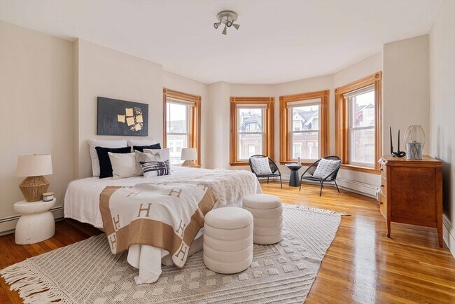 La abundante luz natural en el dormitorio principal proporciona un ambiente acogedor y un seguro ahorro de energía. - 38 Moreland St