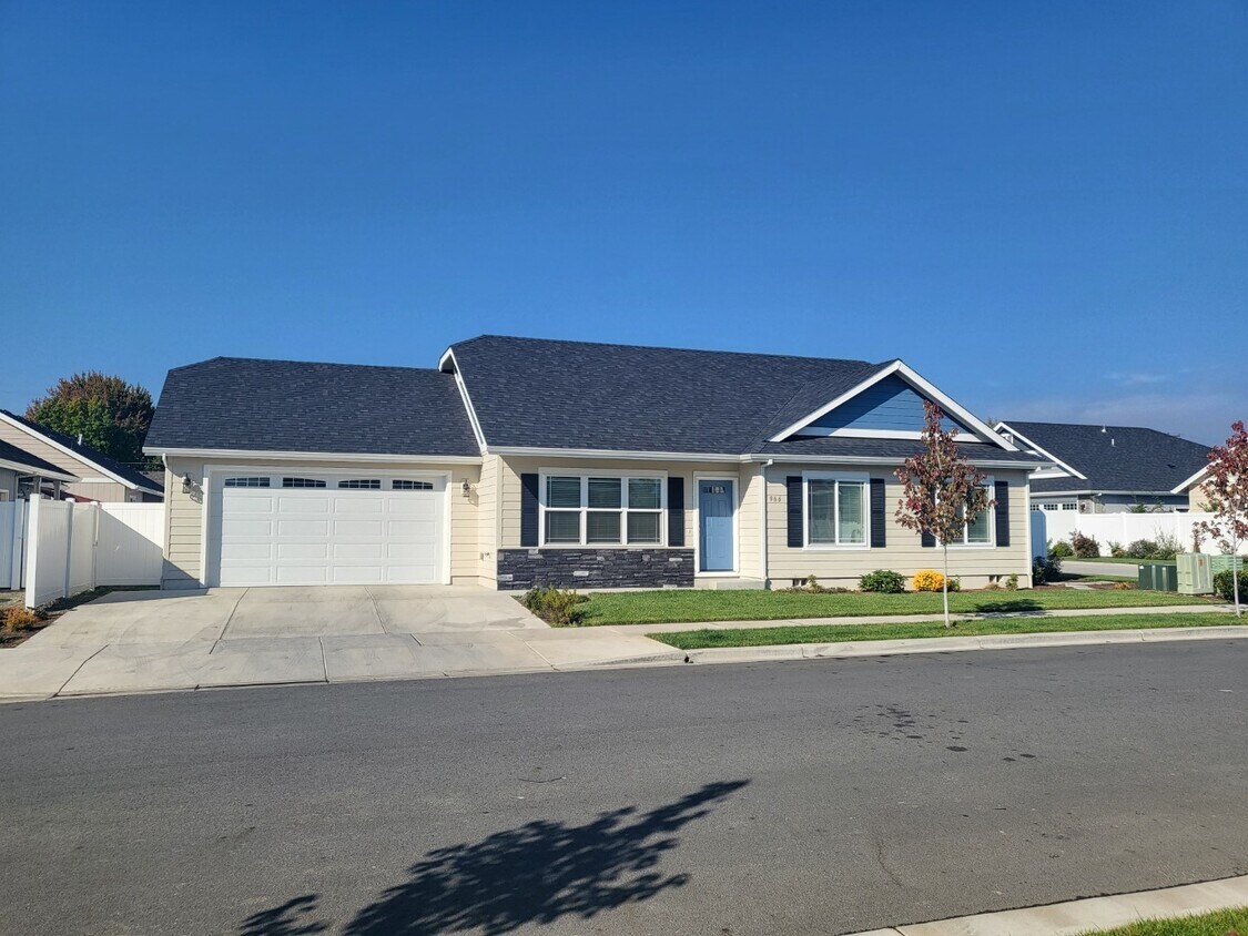 Foto principal - 966 SW Blackberry Ln