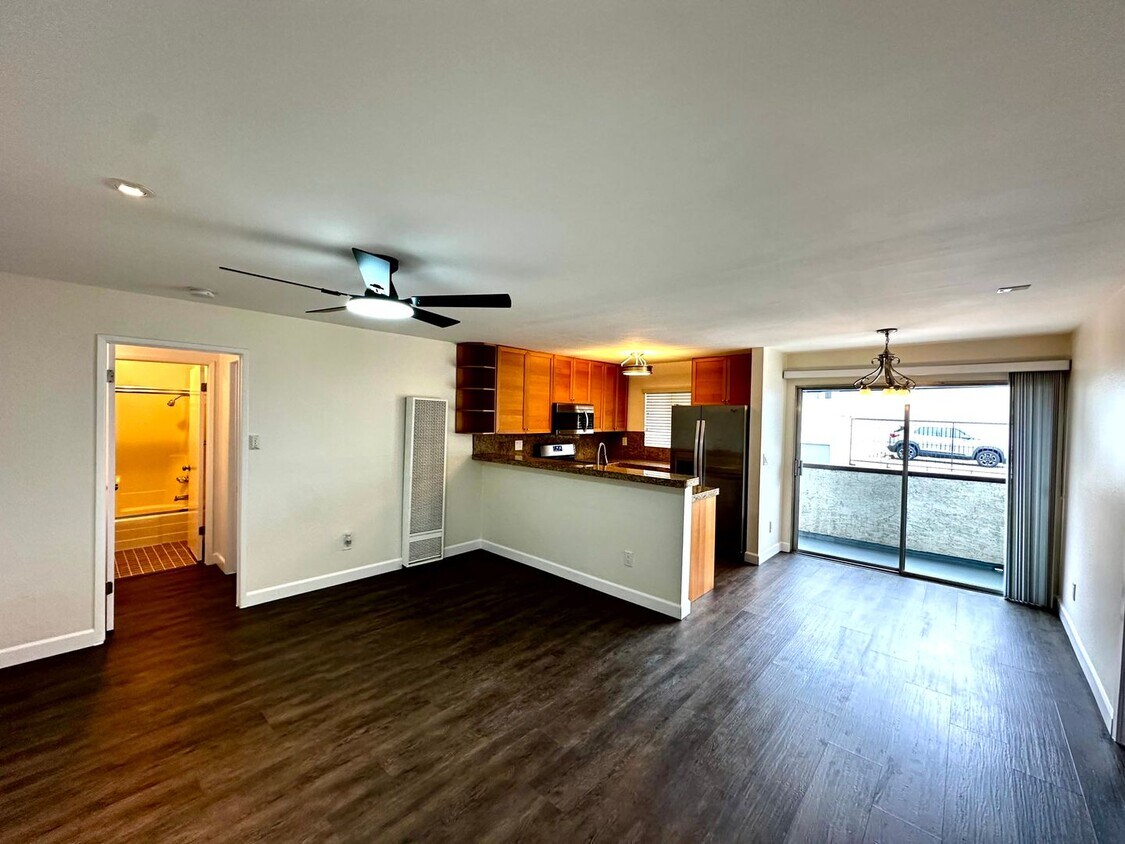 Foto principal - Gorgeous Remodeled 2 Beds + 2 Bath Condo i...