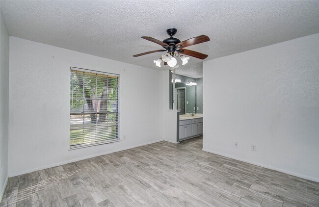 Foto del edificio - 5311 Sweetwind Ln