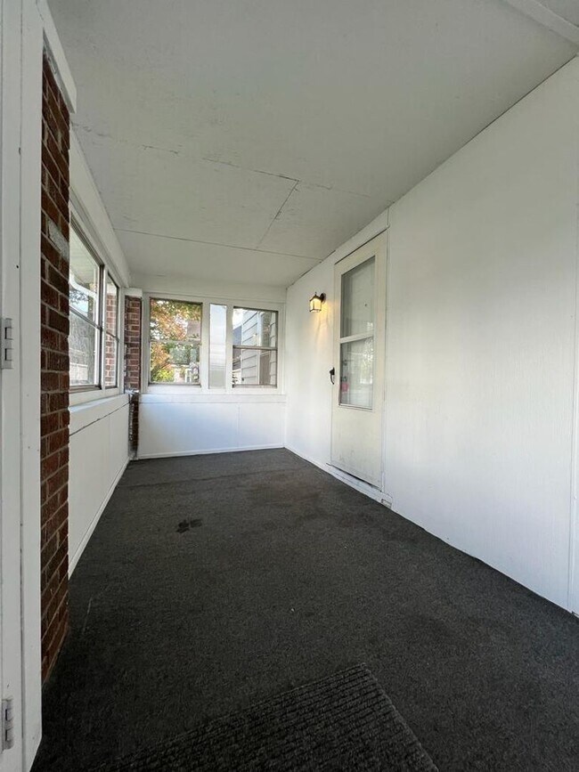 Building Photo - 415 E Broadway St