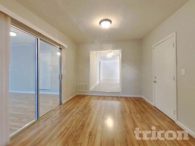 Foto del edificio - 402 E Pacific Ave