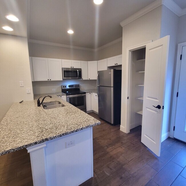 Building Photo - Townhome for rent