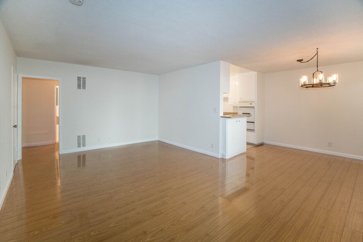 Foto principal - 8207 De Longpre Ave