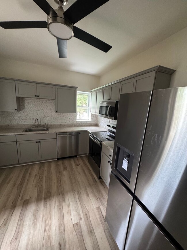 Building Photo - Charming Lancaster City 5 BR/ 1.5 Bath Hom...