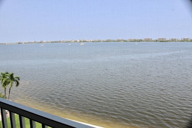 Building Photo - 1516 S Lakeside Dr